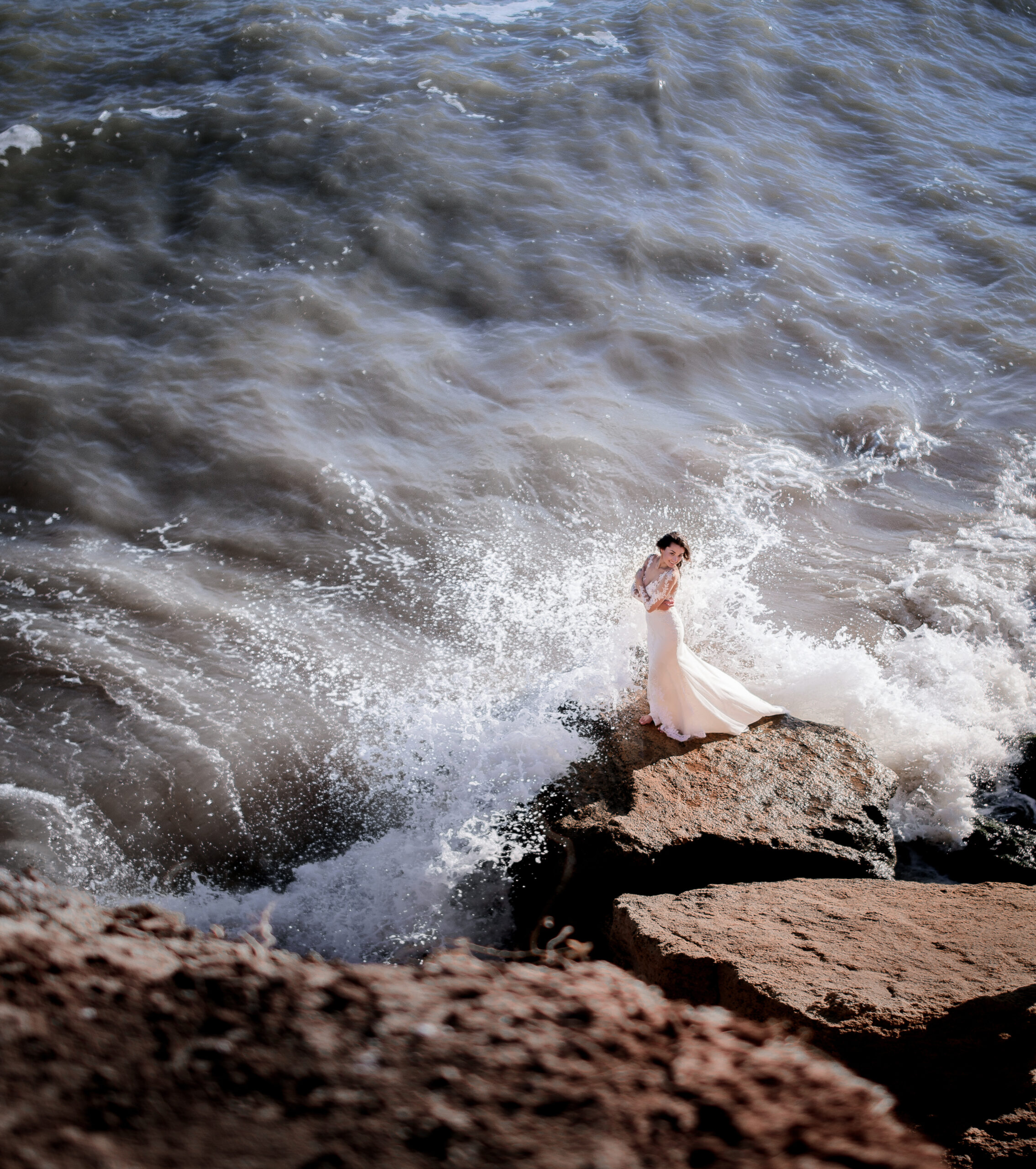 Beautiful,Bride,In,A,Wedding,Dress,Is,On,The,Rock,