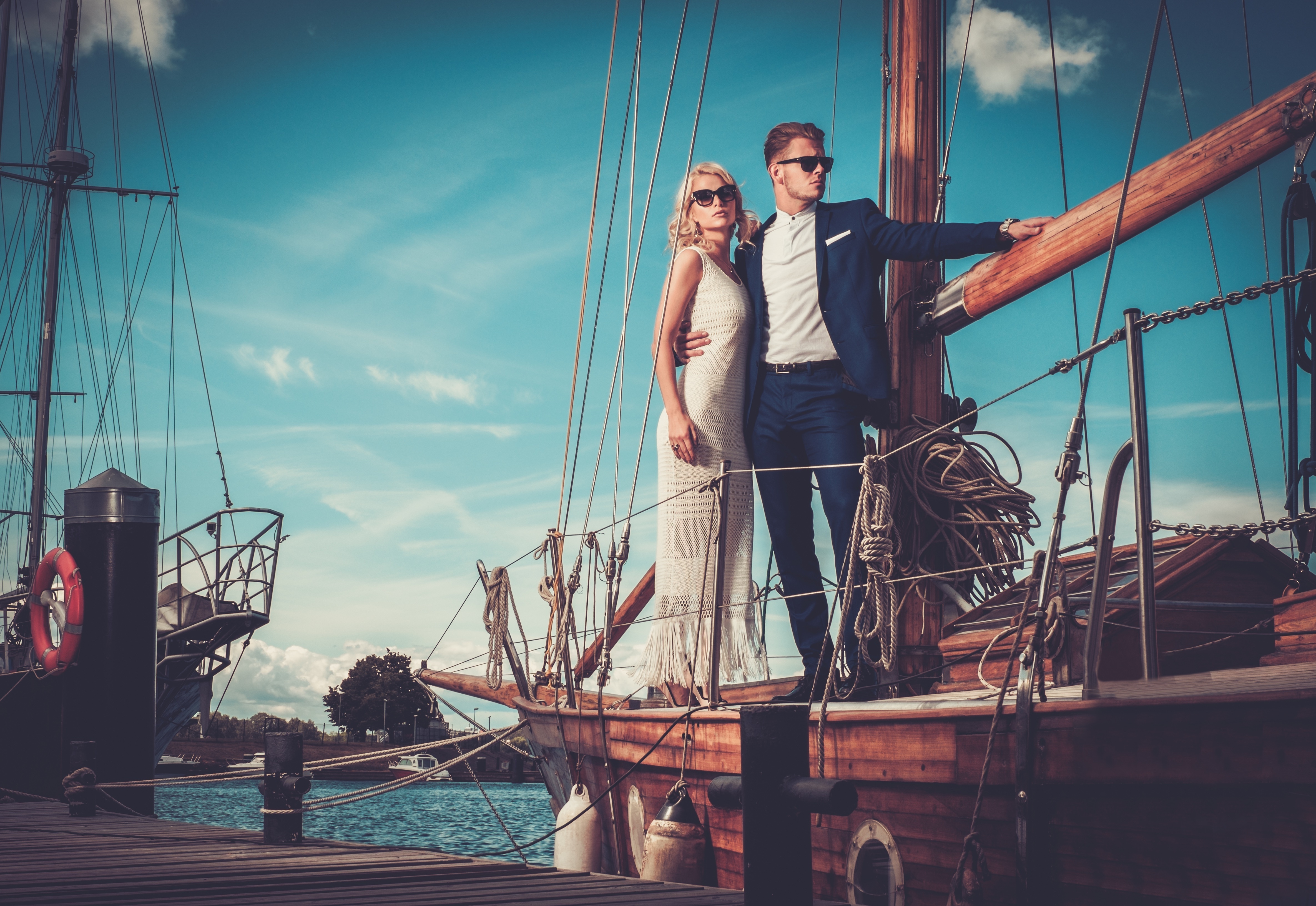 Stylish,Wealthy,Couple,On,A,Luxury,Yacht