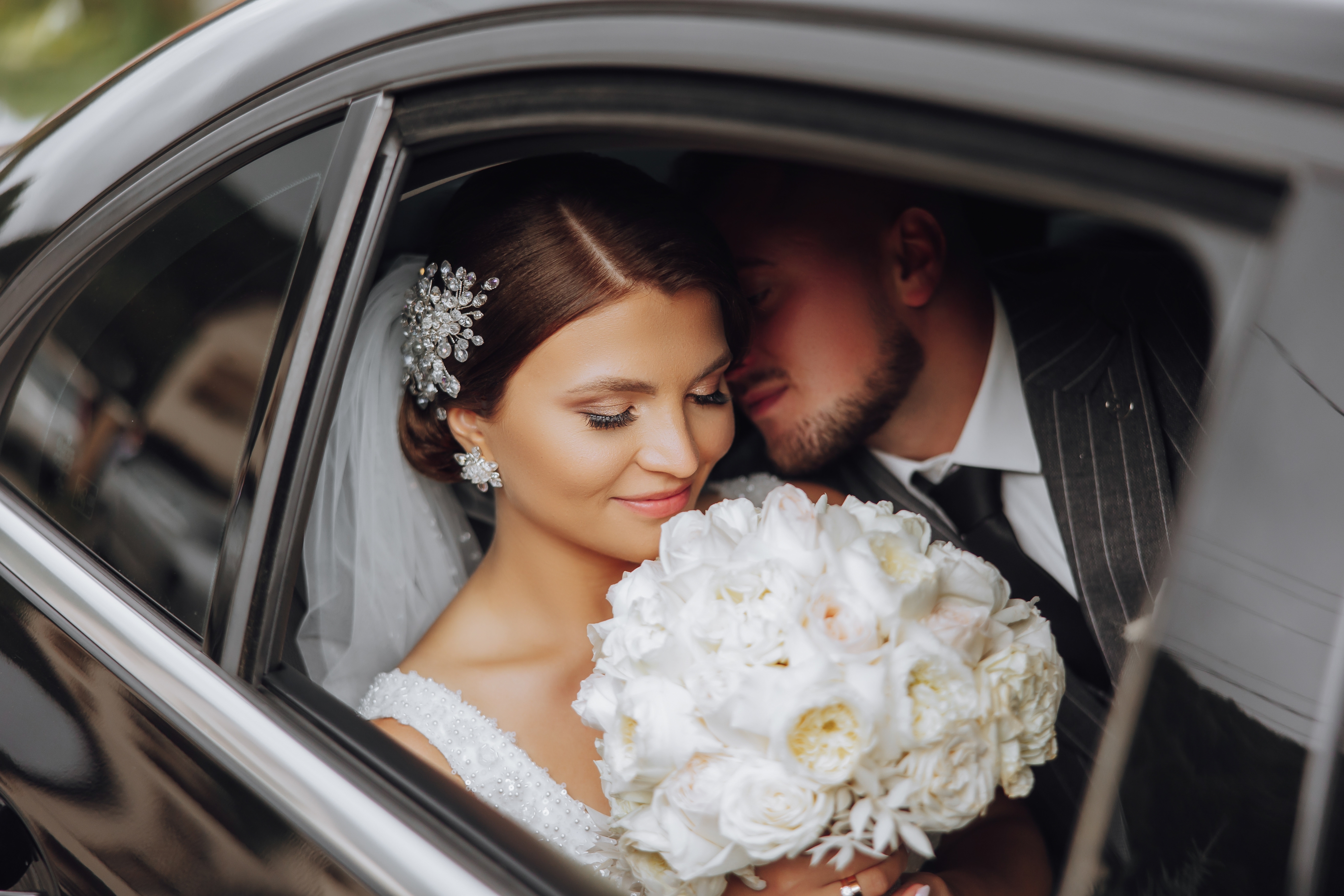 A,Modern,Bride,And,Groom,In,A,Lace,Dress,In